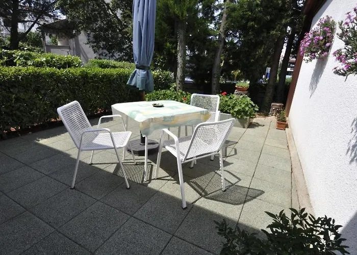 Cornelia アパート ポレッチ